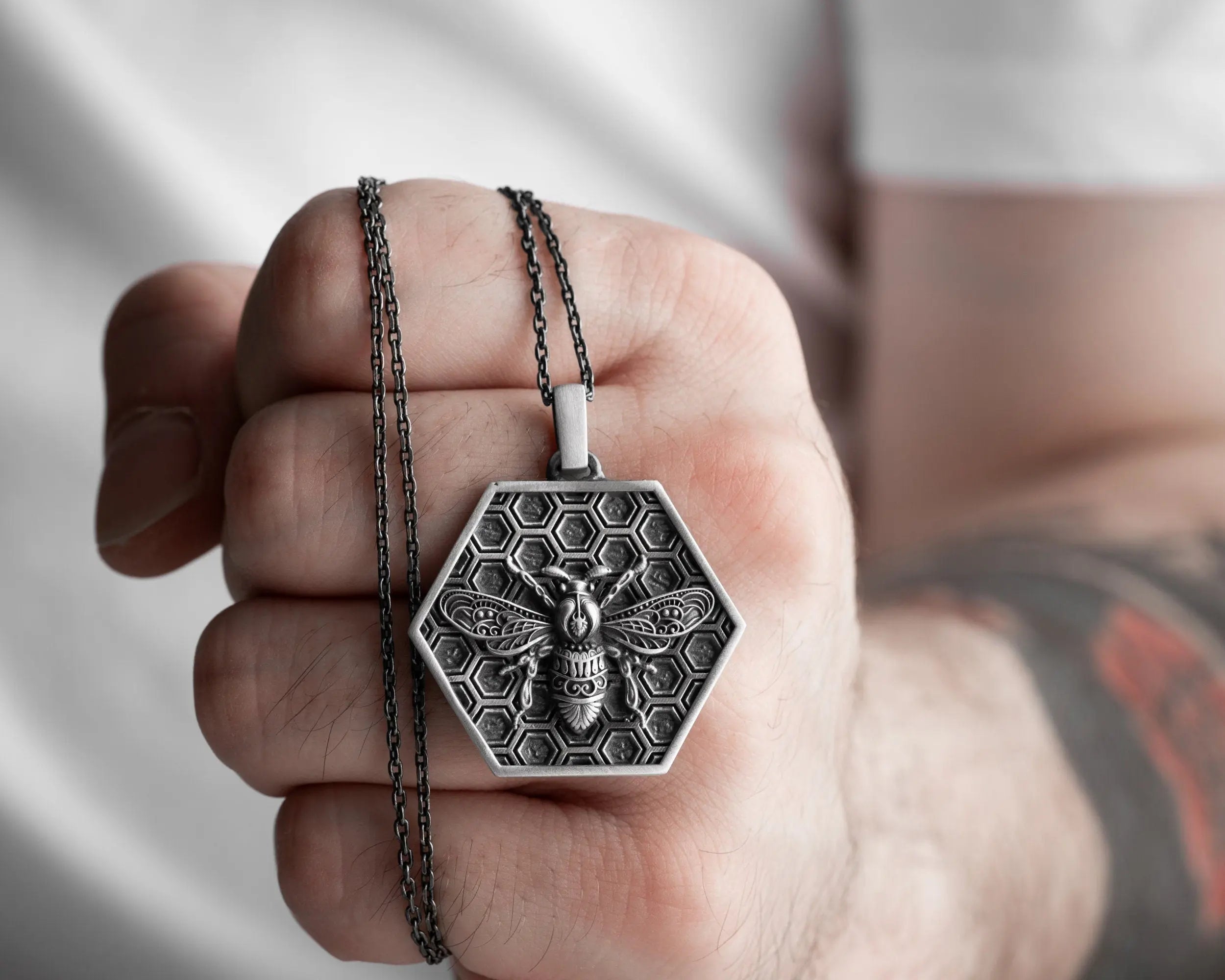 Collier avec pendentif abeille nid d'abeille en argent sterling