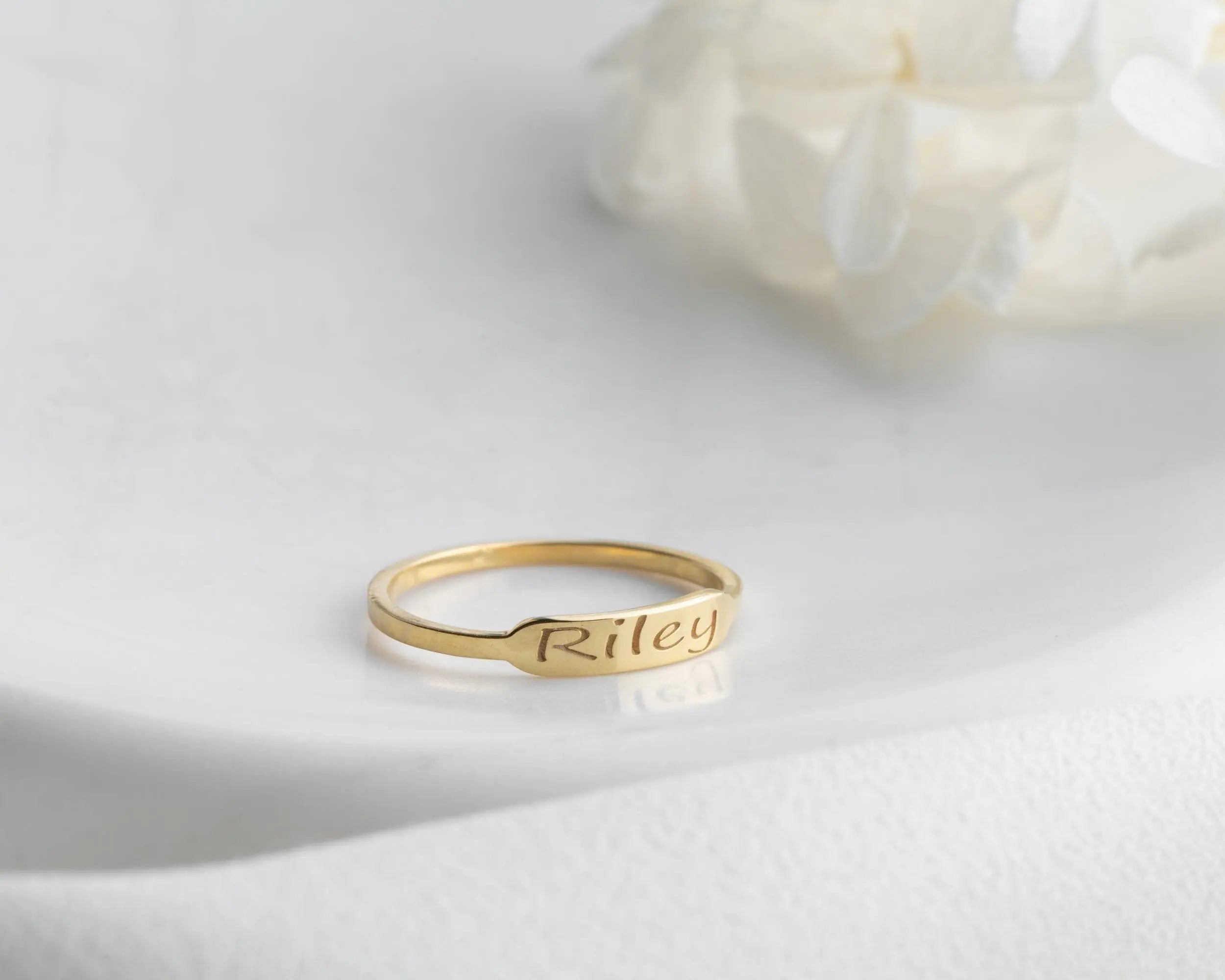 Bague fine en or massif avec prénom : Bijou gravé personnalisé