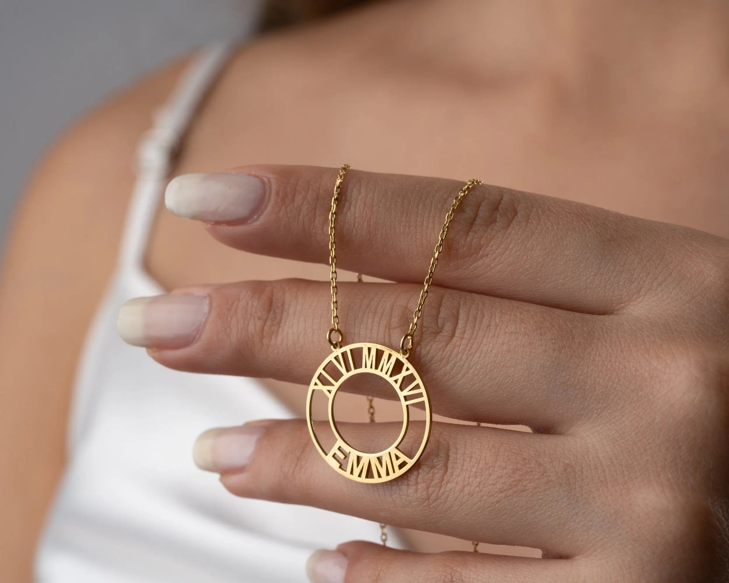 Collier Chiffres Romains Or : Pendentif Personnalisé Date de Naissance et Prénom