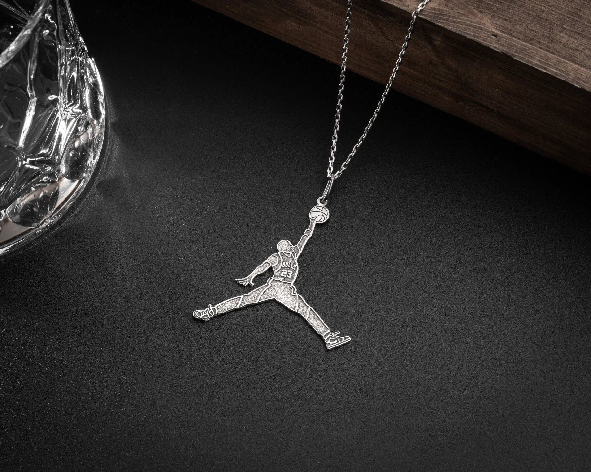 Collier pendentif joueur de basketball en argent sterling fait à la main