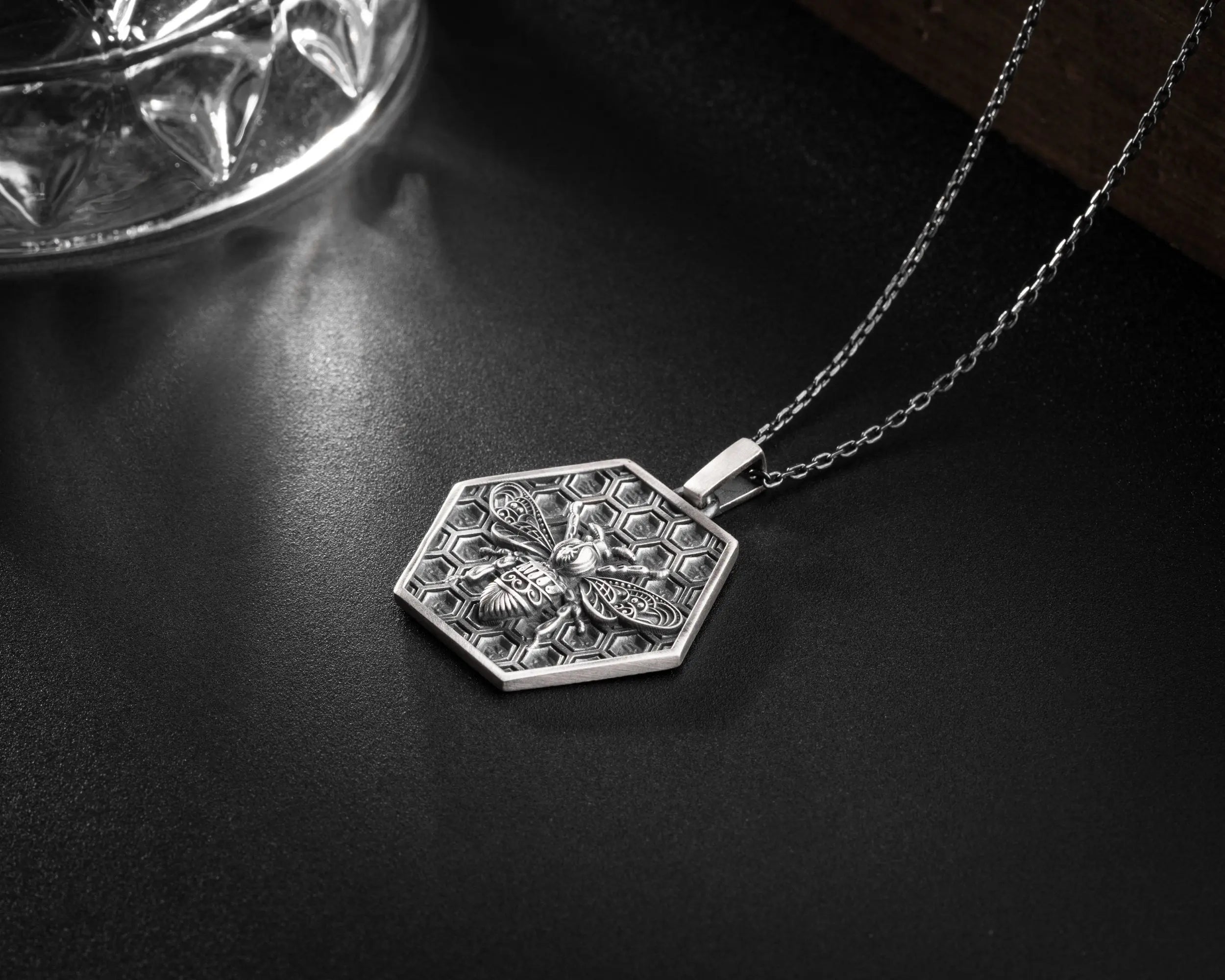 Collier avec pendentif abeille nid d'abeille en argent sterling