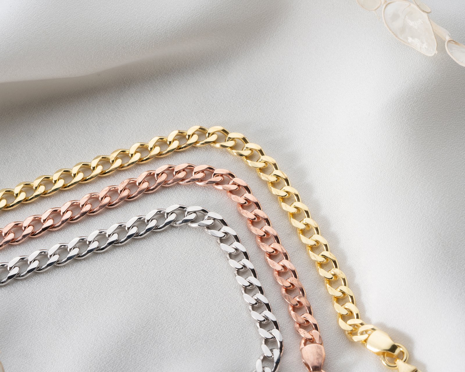 Classic Gold Chain Bracelet - Image 3